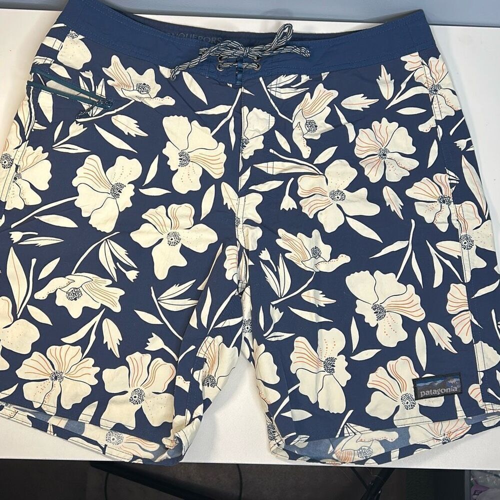 Patagonia Wavefarer Board Shorts Men’s 33 8” Inseam blue floral